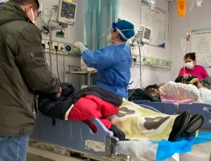 Çin’de hastaneler Covid-19 vakalarıyla doldu taştı