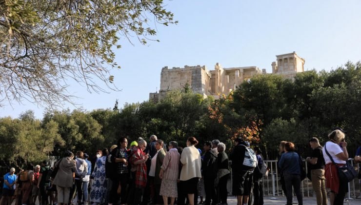 Turistlerle dolu bir Atina