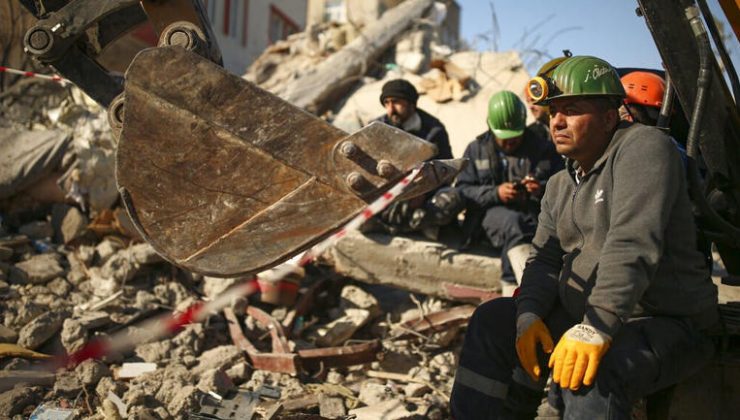 Türkiye: ‘Ayaklarımın altından yer açılacak sandım’ – Artçı yeni depremler altı ölü bıraktı