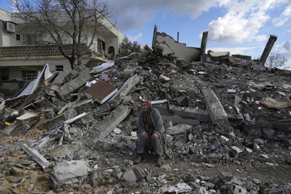 Türkiye’de deprem: Depremden 149 saat sonra bir adam enkazdan canlı çıkarıldı