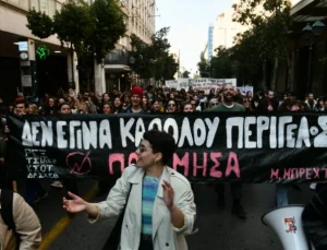 Sanatçıların bir araya gelmesi nedeniyle Atina’nın merkezindeki sokaklar kapatıldı