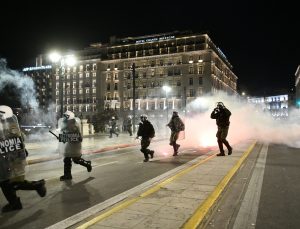 Yunanistan’da yaşanan tren kazası için yapılan sessiz protestonun ardından antiotoriterler olay çıkardı