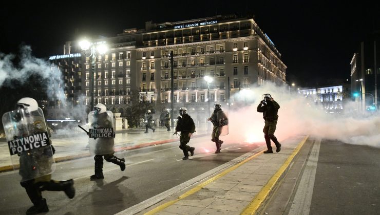 Yunanistan’da yaşanan tren kazası için yapılan sessiz protestonun ardından antiotoriterler olay çıkardı