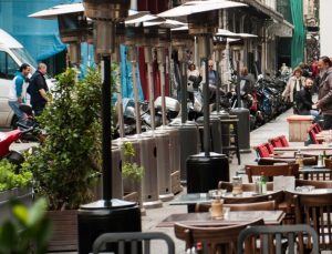 Atina Belediyesinde yaya yollarına yeni masalara  “Hayır”
