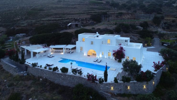 Yiannis Ragousis, Paros’taki “dolunay” villasını gecelik 2.200 Euro’ya kiralıyor