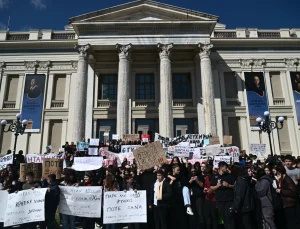 Yunanistan’da binlerce öğrenci Pire sokaklarında