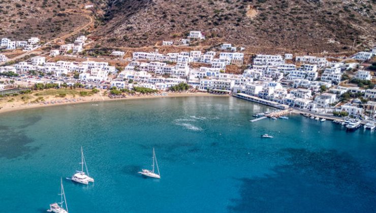 Yunanistan Sifnos adası havuzlu ve taşlı evlere hayır diyor