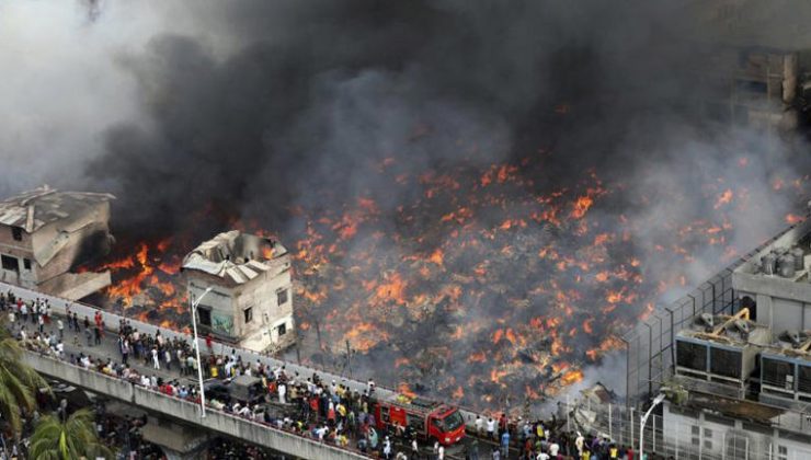 Dakka’nın en büyük giyim pazarında büyük yangın çıktı