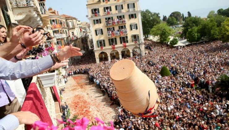 Korfu’da çömlek kırma geleneği binlerce insanı bir araya getirdi