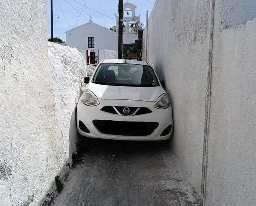 Santorini’de dar bir sokakta sıkışan araba viral oldu