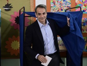 18:00’de Kyriakos Mitsotakis New Democracy ofisinde