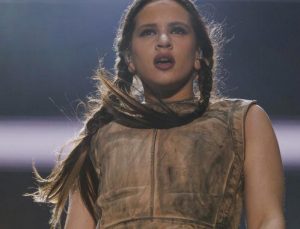 Rosalía, Release konserinde harikalar yarattı – Yunan bayrağını taktı ve Yunanca konuştu