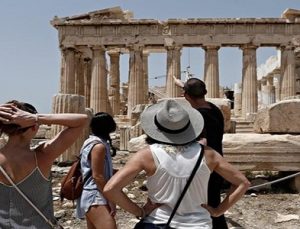 Akropolis sıcak nedeniyle 13:00-17:00 saatleri arasında ziyaretçilere kapılarını kapıyor.