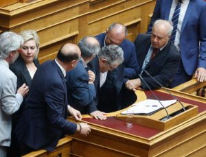Parlamento Oturumu Dimitris Koutsoumbas’ın Bel Ağrısı Sebebiyle Kısa Süreliğine Durduruldu
