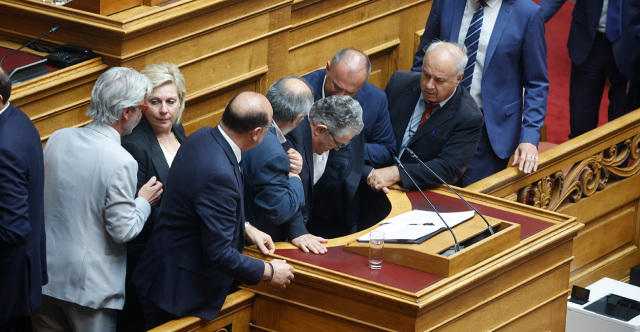 Parlamento Oturumu Dimitris Koutsoumbas’ın Bel Ağrısı Sebebiyle Kısa Süreliğine Durduruldu