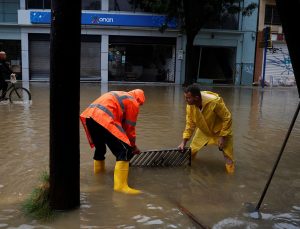 Yunanistan’da bir sel felaketi daha – Volos’ta evler bir kez daha sular altında kaldı