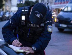 Atina Trafik Denetlemelerinde 15 Kişi Tutuklandı