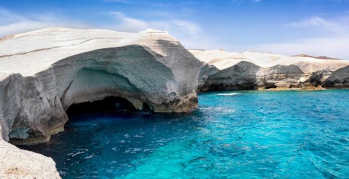 Yunan Adasındaki Sarakiniko Dünya’nın En İyi Plajı