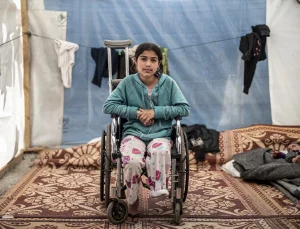 İsrail’in Gazze Şeridi’ndeki atakta ailesini ve bacağını kaybeden Filistinli çocuk protez bacak hayali kuruyor