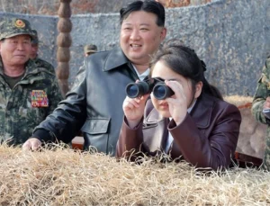 Kuzey Kore başkanı kızıyla birlikte cephede! Düşman ülkenin mevzilerini izlediler