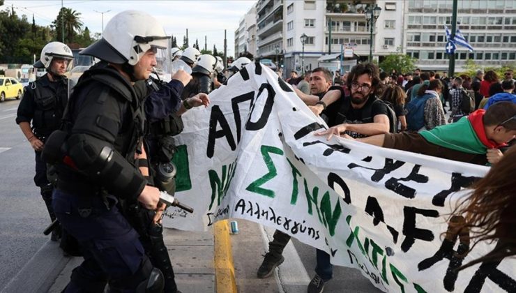 Atina’da Filistin’e dayanak aksiyonunda polis göstericilere biber gazıyla müdahale etti