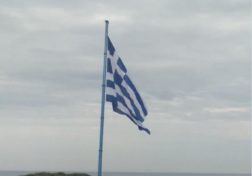 Gümülcine: 21 yaşındaki bir adam belediye binasının Yunan bayrağını indirip yaktı