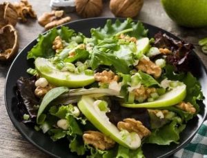 Sağlıklı ve doyurucu: Kerevizli yeşil salata tanımı