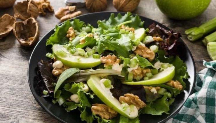 Sağlıklı ve doyurucu: Kerevizli yeşil salata tanımı