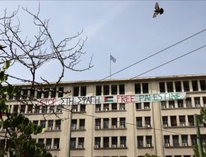 Yunanistan’da Kalkınma Bakanlığı çalışanları, Bakanlık binasına Filistin bayrağı astı