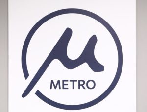 Selanik Metro’sunun logosu – Bizans el yazmalarından ilham alınmış