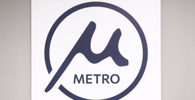 Selanik Metro’sunun logosu – Bizans el yazmalarından ilham alınmış