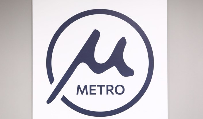 Selanik Metro’sunun logosu – Bizans el yazmalarından ilham alınmış