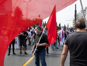 Yunan komünistler Ukrayna’ya giden mühimmat konvoyunu durdurdu