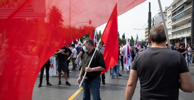 Yunan komünistler Ukrayna’ya giden mühimmat konvoyunu durdurdu