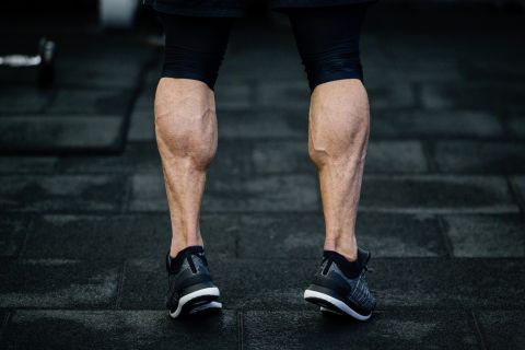 Calf raises, güçlü ve sağlıklı baldırlar için mükemmel bir egzersiz