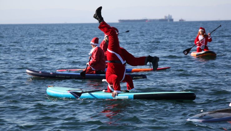 Selanik: Kayak ve sup tahtalarıyla Noel Baba’lar, Thermaikos Koyu’nu ‘su basmış’ durumda