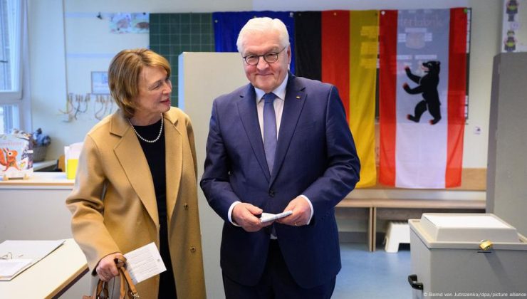 Alman siyasetçiler oylarını verdi, seçmeni sandığa çağırdı