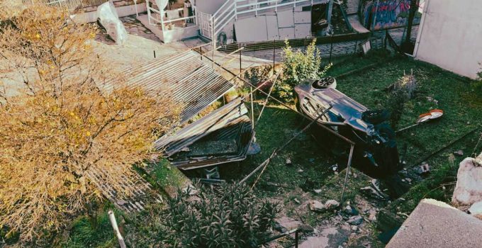 İnanılmaz kaza Kavala’da: Bir araba binaların arasındaki bir arsa üzerine düştü!