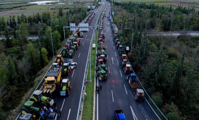 Yunanistan Çiftçi Blokajları: Yeni engeller ve yılbaşı öncesi tırmanış