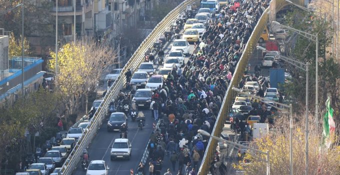 İran: Güvenlik güçleriyle göstericiler arasında güneybatıdaki çatışmalar – Enflasyon