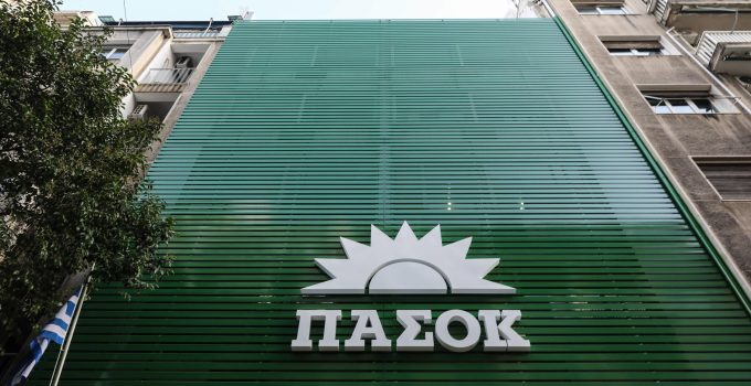 PASOK: Meclis Başkanı, ilerlemek için süreçleri yönlendirmeye çalışıyor